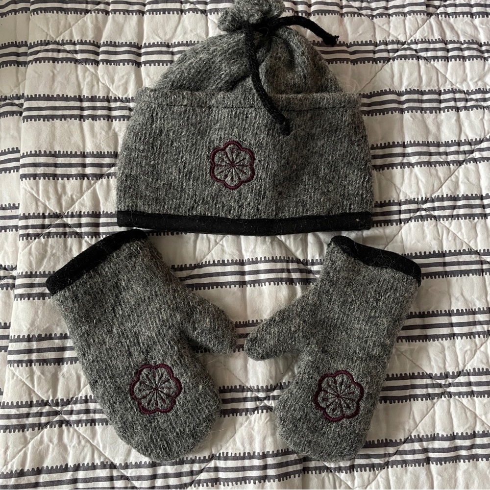 Fru Palina kids hat and mitten set